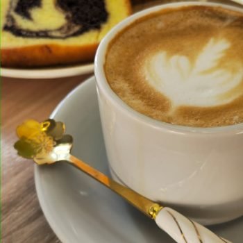 cafe con leche y porcion de budin marmolado