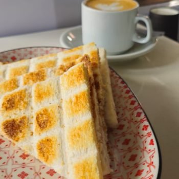 cafe con tostado de jamon y queso