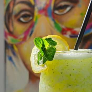 limonada con cuadro de fondo