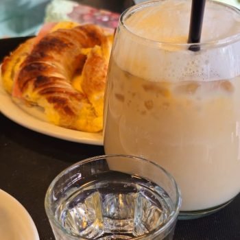 cafe frio y medialunas rellenas