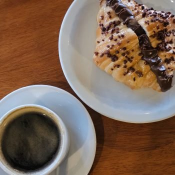 cafe doble y crossaint