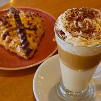 capuccino especial con chocolate y crossaint relleno de nutella