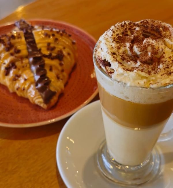 capuccino especial con chocolate y crossaint relleno de nutella